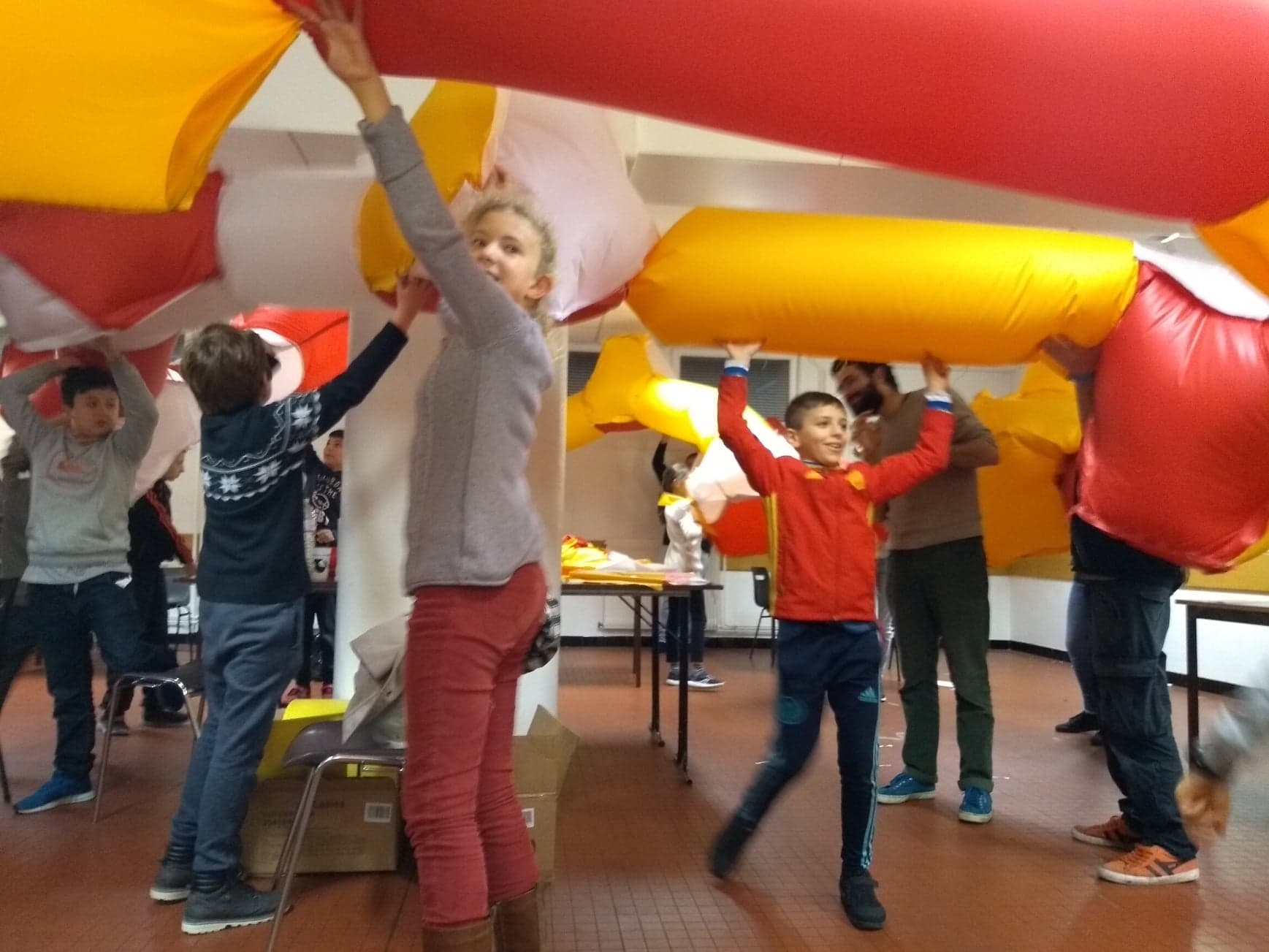 Premiers essais avec le volume gonflable fabriqué par les enfants de Planoise lors d'ateliers participatifs organisés par Juste Ici.